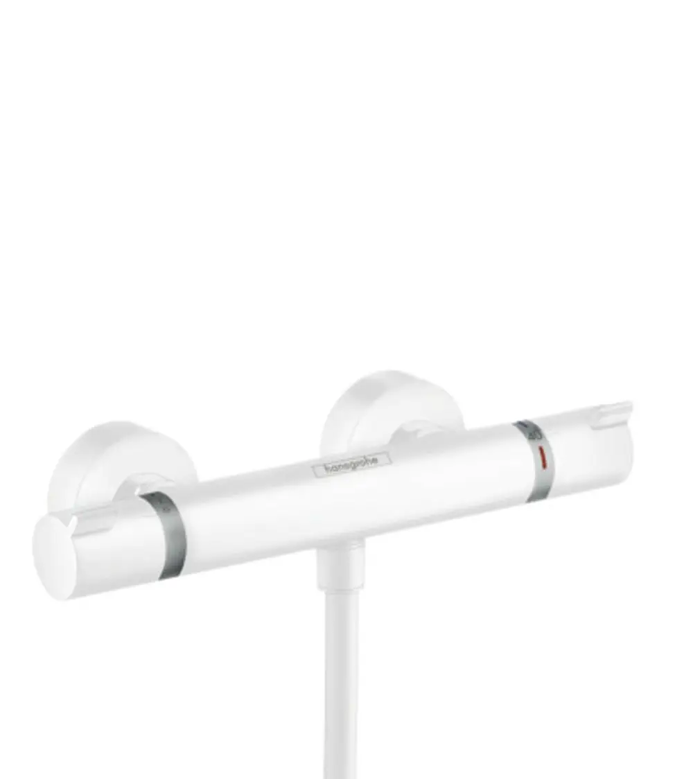 Weißes Brausethermostat mit zwei Knöpfen zur Temperatur- und Wassermengenregulierung, montiert auf einer glatten Wand. Marke: Hansgrohe.